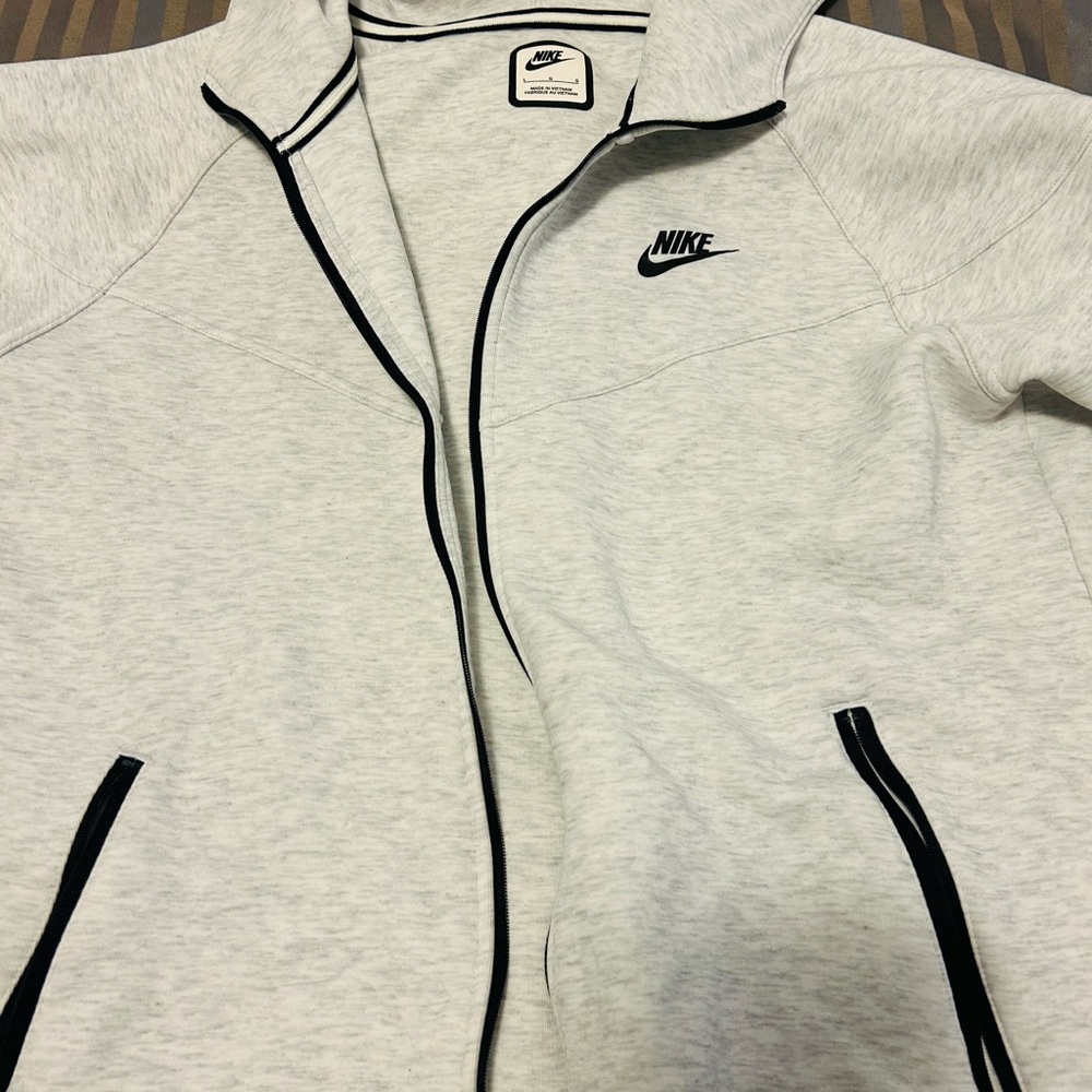 Nike Tec Woman’s Light Gray Fleece with Black Accents